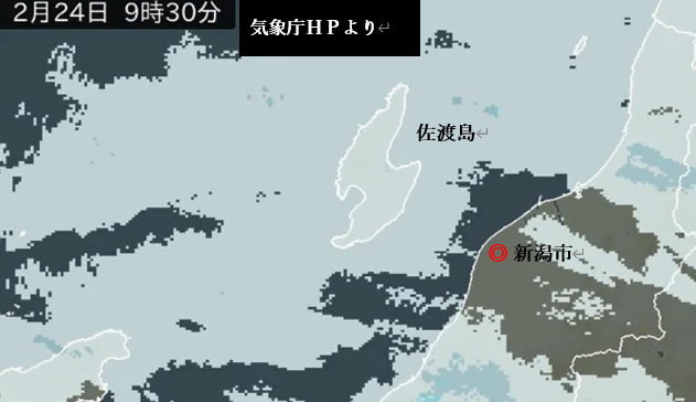 佐渡島が雪雲がブロックされ、新潟市の上空は晴れています。